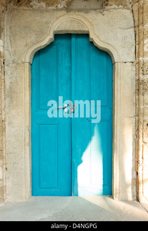 'Turqoise' porta nel monastero Sokolski in Bulgaria Foto Stock