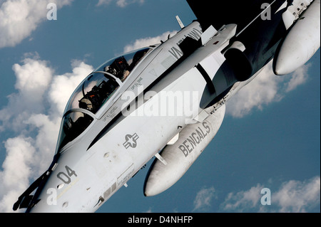 Un US Marine Corps F/A-18 Hornet fighter aircraft vola passato dopo il rifornimento di carburante 9 luglio 2010 sull'Oceano Pacifico. Foto Stock