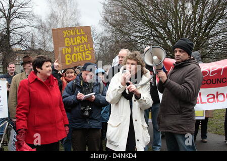 Sabato 16 Marzo 2013 MP Kate Hoey affronta i Vigili del Fuoco giornata europea di azione contro il sindaco di Londra Boris Johnson tagli agenda. Con la proposta di tagli di alcuni 520 Fire Fighter posti, 18 motori Fire e la chiusura di 12 stazioni di incendi il FBU sostengono Londra sarà messo a rischio citando aumenta i tempi di risposta che colpisce alcuni 4.7 milioni di londinesi. Il potenziale chiusura di Clapham la stazione dei Vigili del Fuoco ha visto FBU Segretario generale Matt Wrack, MP, consiglieri e i rappresentanti sindacali lungo con interessati residenti marzo attraverso Clapham. Foto Stock