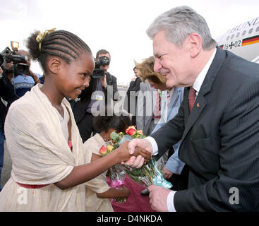 Bundespräsident Joachim Gauck und seine Lebensgefährtin Daniela Schadt werden am 17.03.2013 auf dem Flughafen von Adis Abeba in Äthiopien von Mädchen mit Blumensträußen empfangen. Das deutsche Staatsoberhaupt hält sich zu einem viertägigen Besuch in Afrika auf. Foto: Wolfgang Kumm/dpa +++(c) dpa - Bildfunk+++ Foto Stock