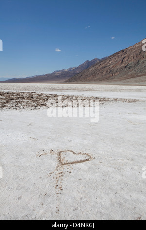 Cuore disegnato nel sale a Bad bacino idrico, Death Valley, California, Stati Uniti d'America Foto Stock