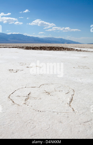 Cuore disegnato nel sale a Bad bacino idrico, Death Valley, California, Stati Uniti d'America Foto Stock