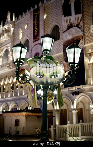 Close up di un tradizionale carnevale veneziano maschera su una lampada posta al di fuori del Venetian Hotel di Las Vegas, Nevada, STATI UNITI D'AMERICA Foto Stock