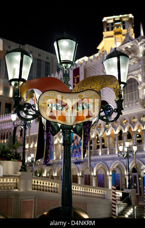 Close up di un tradizionale carnevale veneziano maschera su una lampada posta al di fuori del Venetian Hotel di Las Vegas, Nevada, STATI UNITI D'AMERICA Foto Stock