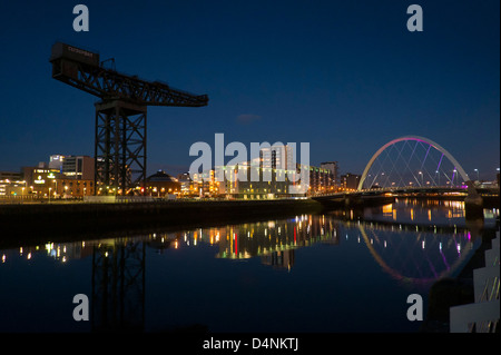 Un tempo di notte vista del fiume Clyde, mostrando il Finnieston gru la Clyde arc e la Hilton Garden Inn Glasgow Foto Stock