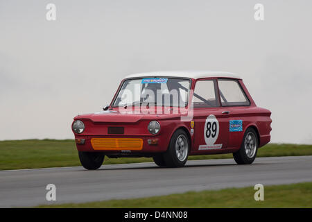 17.03.2013 Donington Park Derby Inghilterra. Historic Sports Car Club ottantesimo anniversario incontro. Storico ByBx Touring Car Championship. #89 Adrian Oliver - Hillman Imp Foto Stock