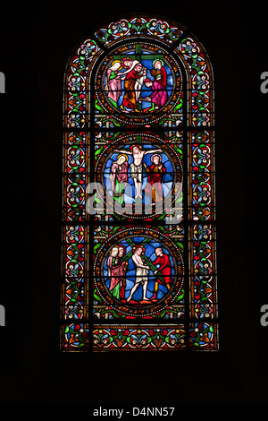 Le finestre di vetro macchiate sopra il coro in Le Mans cattedrale. Foto Stock