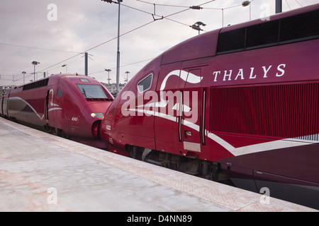 Un Thalys treno ad alta velocità si attende la partenza alla stazione Gare du Nord di Parigi. Foto Stock