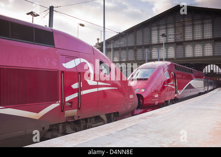 Un Thalys treno ad alta velocità si attende la partenza alla stazione Gare du Nord di Parigi. Foto Stock