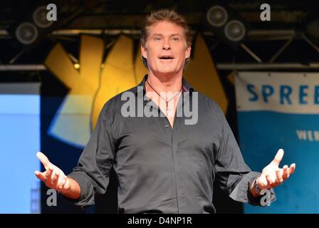 L'attore e cantante David Hasselhoff parla nel corso di una conferenza stampa presso il club Yaam presso la East Side Gallery, un pezzo di arte e di una parte del vecchio Muro di Berlino in un bus a Berlino, Germania, 17 marzo 2013. La protesta va contro la dislocazione delle parti del memoriale per fare spazio a un progetto di costruzione sulla ex striscia della morte. Foto: PAOLO ZINKEN Foto Stock