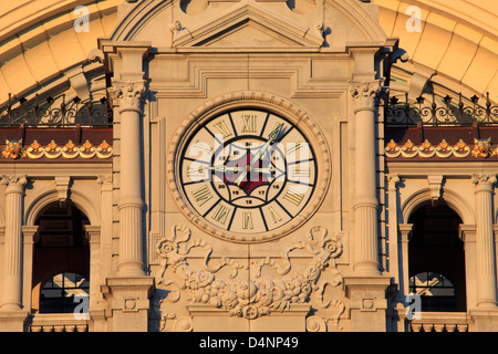 Uno degli orologi di Anversa Stazione Centrale di Anversa, Belgio Foto Stock