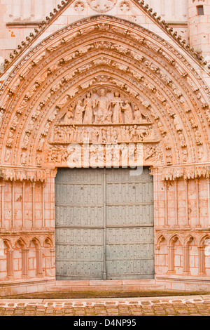 Il timpano su Saint Pierre de la cattedrale di Poitiers, Francia. Foto Stock