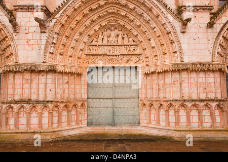 Il timpano su Saint Pierre de la cattedrale di Poitiers, Francia. Foto Stock