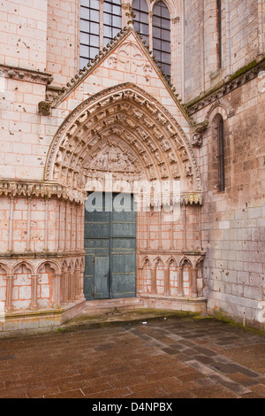 Il timpano su Saint Pierre de la cattedrale di Poitiers, Francia. Foto Stock