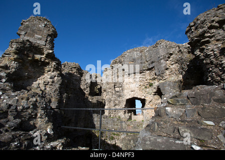 La città di Denbigh, Galles. Vista pittoresca del XIV secolo le rovine di Denbigh Castle. Foto Stock