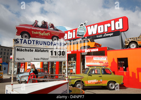 Trabant auto al di fuori del Trabi World Museum a Zimmerstrasse utilizzato per il City Sightseeing Tours a Berlino, Germania Foto Stock
