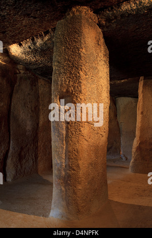 Il corridoio di accesso e ingresso principale alla camera di sepoltura dei dolmen di Menga (3000 BC) a Antequera, Spagna Foto Stock