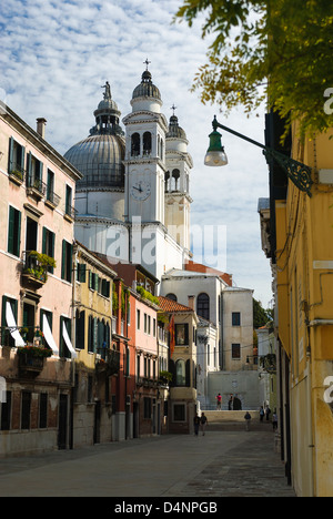 Vista sulla strada della Basilica di Santa Maria della salute, Venezia, Italia Foto Stock