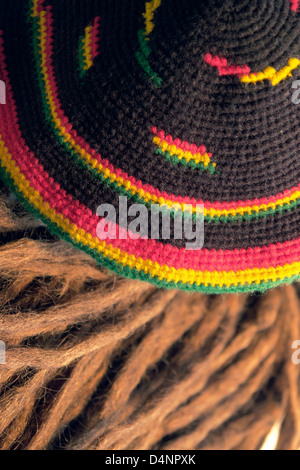 Maglia di lana cappello rasta e dreadlocks Foto Stock