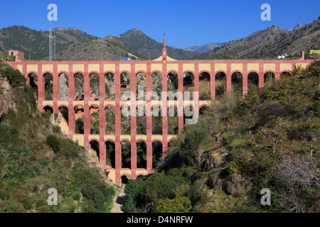 Il XIX secolo Eagle Acquedotto (Acueducto del Aguila) tra Nerja e Maro sulla Costa del Sol in Spagna Foto Stock