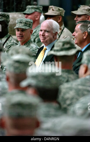 Noi il senatore John McCain (centro) e il senatore Lindsey Graham (destra) frequentano un reenlistment, Naturalization e Giorno Di Indipendenza cerimonia al Palazzo Al-Faw Luglio 4, 2007 a Baghdad, Iraq. Foto Stock