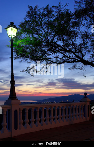 Un lungomare con una vista al tramonto su Nerja, Spagna Foto Stock