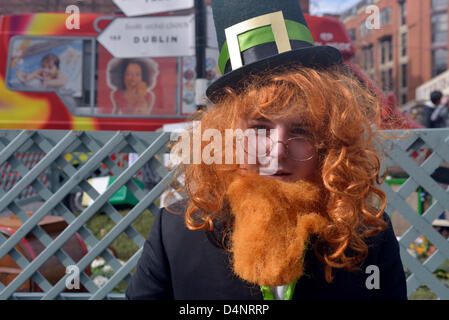 Domenica 17 Marzo 2013. Un giovane uomo vestito come un leprechaum è uno delle migliaia di spegnere per partecipare al mercato irlandese e per guardare la parata irlandese processo attraverso il centro della citta'. La parata iniziato dalla Irish Heritage Center a Cheetham Hill, North Manchester ed elaborati per il centro città passando per il Municipio di Albert Square. Molti con collegamenti irlandesi erano nel tradizionale costume irlandese. Manchester, Regno Unito Foto Stock