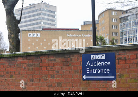 Wood Lane, Londra, Regno Unito. Il 17 marzo 2013. Il Centro Televisivo della BBC a Wood Lane è diffondere le ultime news bulletin stasera, con tutte le notizie spostate al nuovo edificio a Broadcasting House nel centro di Londra, Centro Televisivo, che è stato venduto per £200m dello scorso anno, si chiude il 31 marzo e sarà riproposto in alberghi, appartamenti, un cinema e spazio in ufficio. I principali studi televisivi verrà conservato e ristrutturato e locato a società di produzione, inclusa la BBC, dal 2014. Foto Stock