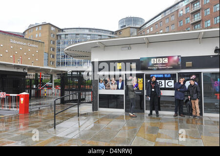 Wood Lane, Londra, Regno Unito. Il 17 marzo 2013. Il Centro Televisivo della BBC a Wood Lane è diffondere le ultime news bulletin stasera, con tutte le notizie spostate al nuovo edificio a Broadcasting House nel centro di Londra, Centro Televisivo, che è stato venduto per £200m dello scorso anno, si chiude il 31 marzo e sarà riproposto in alberghi, appartamenti, un cinema e spazio in ufficio. I principali studi televisivi verrà conservato e ristrutturato e locato a società di produzione, inclusa la BBC, dal 2014. Foto Stock