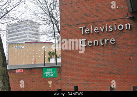 Wood Lane, Londra, Regno Unito. Il 17 marzo 2013. Il Centro Televisivo della BBC a Wood Lane è diffondere le ultime news bulletin stasera, con tutte le notizie spostate al nuovo edificio a Broadcasting House nel centro di Londra, Centro Televisivo, che è stato venduto per £200m dello scorso anno, si chiude il 31 marzo e sarà riproposto in alberghi, appartamenti, un cinema e spazio in ufficio. I principali studi televisivi verrà conservato e ristrutturato e locato a società di produzione, inclusa la BBC, dal 2014. Foto Stock