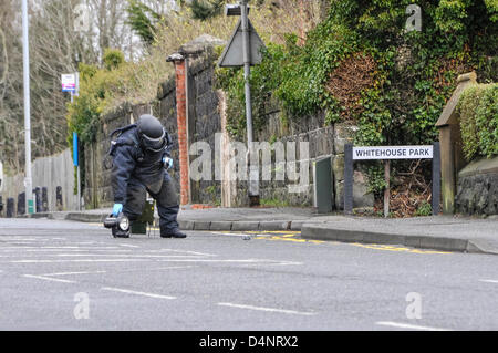 17/03/2013, Newtownabbey, Irlanda del Nord. Army Bomb Disposal expert esamina un oggetto sulla strada Foto Stock