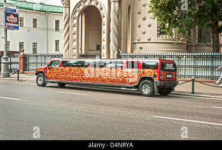 Stirata HUMMER limousine per le strade di Mosca Foto Stock