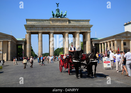 Carro trainato da cavalli inizia escursione presso la Porta di Brandeburgo, Brandenburger Tor, Berlino, Germania Foto Stock