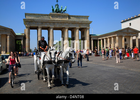 Carro trainato da cavalli inizia escursione presso la Porta di Brandeburgo, Brandenburger Tor, Berlino, Germania Foto Stock