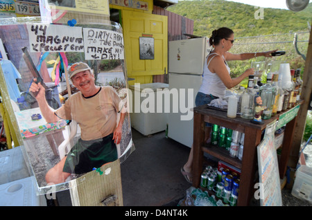 Miscelazione di una bevanda tropicale alla trappola per turisti, San Giovanni, U.S. Isole Vergini. Foto Stock