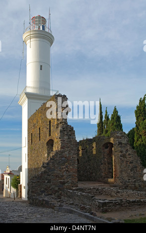 Faro storico (1890) e San Francisco le rovine del convento (1748), Colonia del Sacramento (Patrimonio Mondiale dell'UNESCO), Uruguay Foto Stock