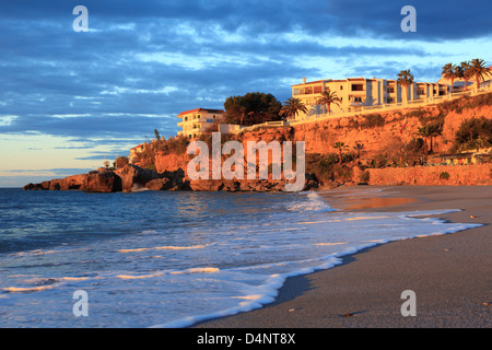 Playa de Salon (Salon Beach) Nerja sulla Costa del Sol in provincia di Malaga, Spagna presso sunrise Foto Stock