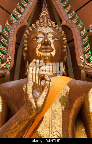 Kanchanaburi, Thailandia, enorme statua di Buddha nel tempio Wat Tham Suea Foto Stock