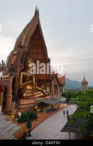 Kanchanaburi, Thailandia, enorme statua di Buddha nel tempio Wat Tham Suea Foto Stock