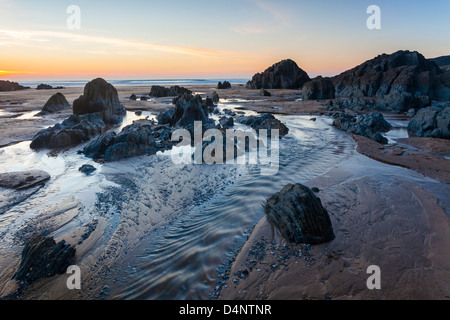 Rocce sulla spiaggia Combesgate vicino a Woolacombe Devon England Regno Unito Foto Stock