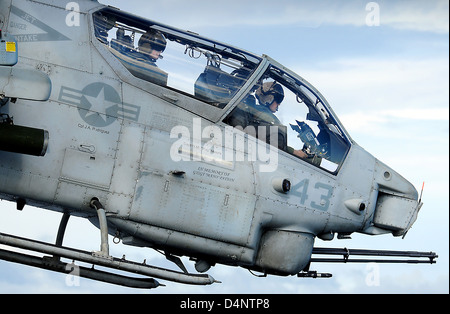 Un marine statunitense AH-1W Super elicottero Cobra durante le operazioni di volo a bordo di un assalto anfibio nave USS Peleliu Giugno 17, 2010 nel Mare Adriatico. Foto Stock