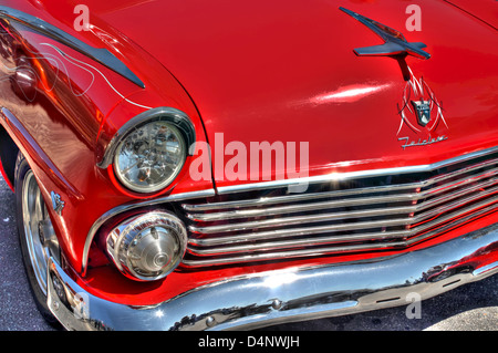 Un classico rinnovato red Ford Fairlane a correre per il Sun car show in Myrtle Beach, SC, Stati Uniti d'America il 15 marzo 2013 Foto Stock