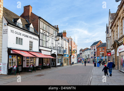 Nottingham Street nel centro della cittadina con il Ye Olde pasticcio di maiale Shoppe a sinistra, Melton Mowbray, Leicestershire, Regno Unito Foto Stock