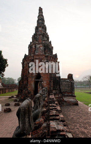 Ayutthaya, Thailandia, figure in pietra senza capi nel tempio Chaiwatthanaram Foto Stock