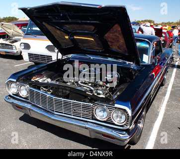 Un rinnovato vintage Chevy Impala, cappa su esponendo il motore a corsa al sole Car Show in Myrtle Beach, SC su Marzo 15, 2013 Foto Stock