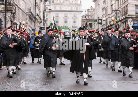 Londra, Regno Unito. Il 17 marzo 2013, Festa di San Patrizio. I partecipanti in uno dei molti Marching Band che hanno preso parte alla parata da Green Park a Whitehall. Foto Stock