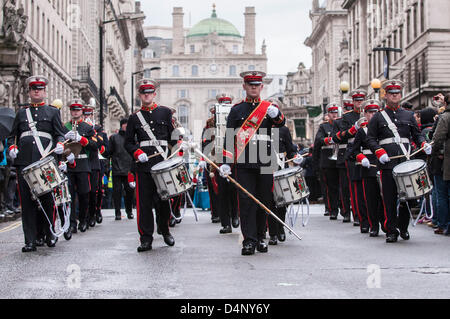 Londra, Regno Unito. Il 17 marzo 2013, Festa di San Patrizio. I membri della città di Coventry Corps dei tamburi sono stati uno dei tanti Marching Band che hanno preso parte alla parata da Green Park a Whitehall. Foto Stock