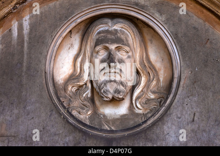 Berlino, Germania, in rilievo, il volto di Gesù nel cimitero sulla Suedstern Foto Stock