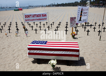 Una bara con croci in background al memoriale di Arlington West di Santa Monica, un progetto di veterani per la pace. Foto Stock