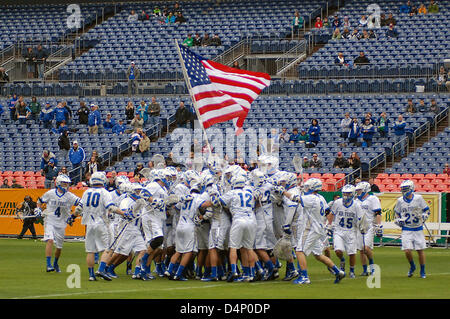 Marzo 16, 2013: Air Force giocatori per azione preventiva contro la Loyola University levrieri durante il Whitman il campionatore Mile High Classic, autorità sportive Field at Mile High, Denver, Colorado. Loyola sconfitto Air Force 13-7. Foto Stock